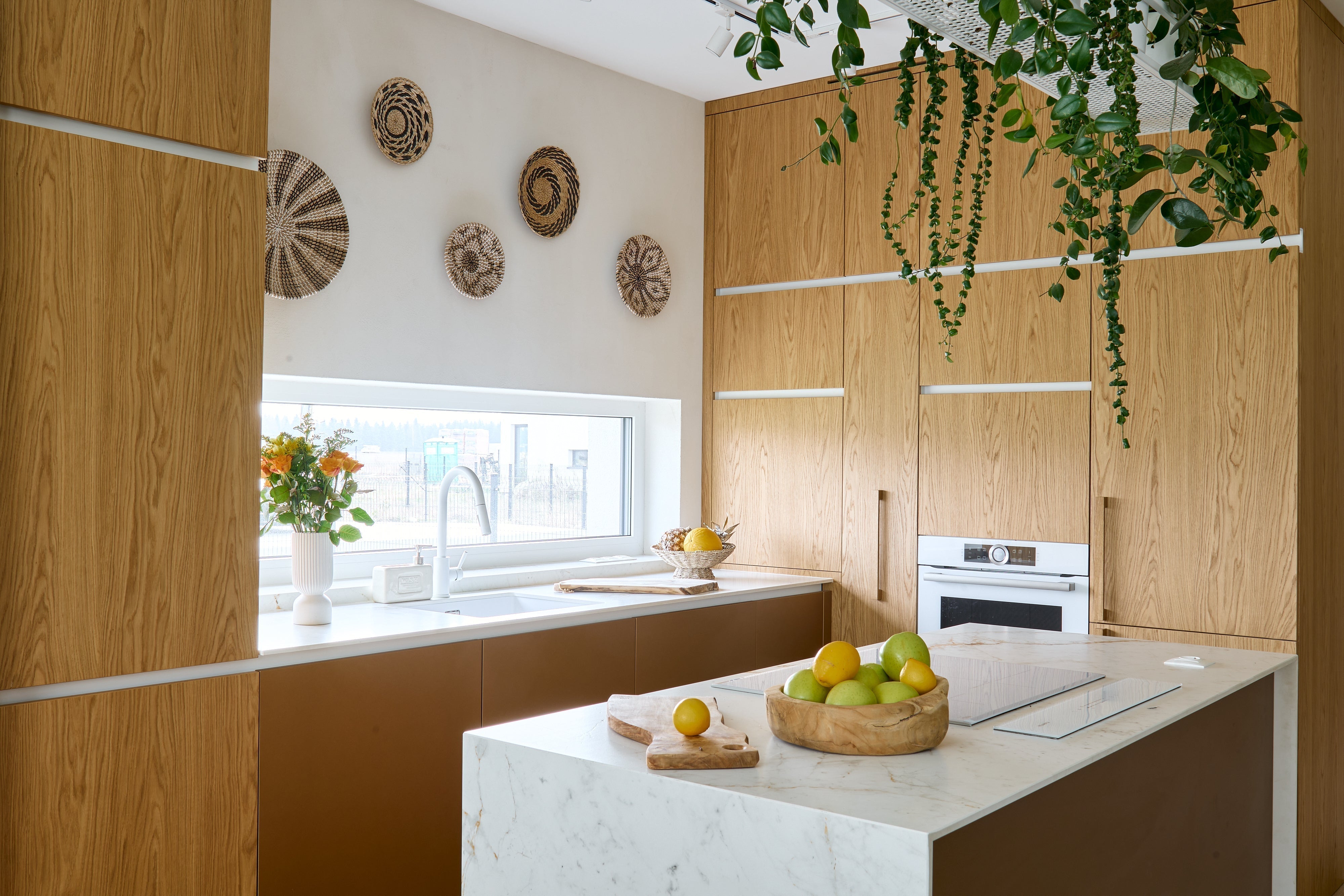 Projekt inspirowany naturą – kuchnia i zabudowa w stylu boho