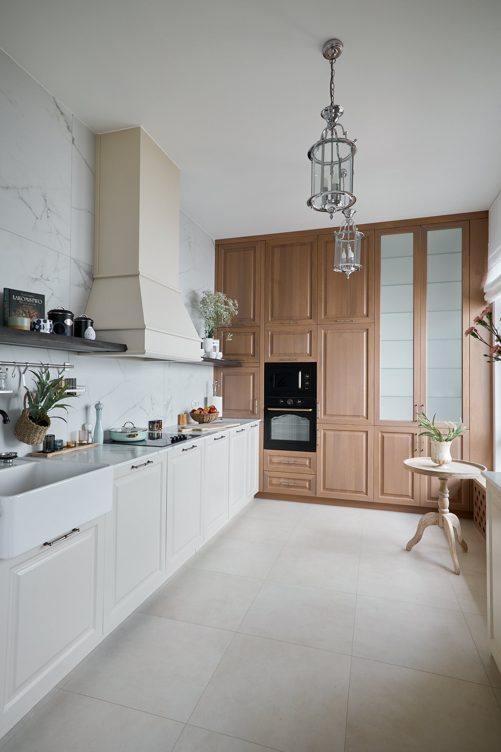 Kuchnia pełna światła, elegancji i funkcjonalności