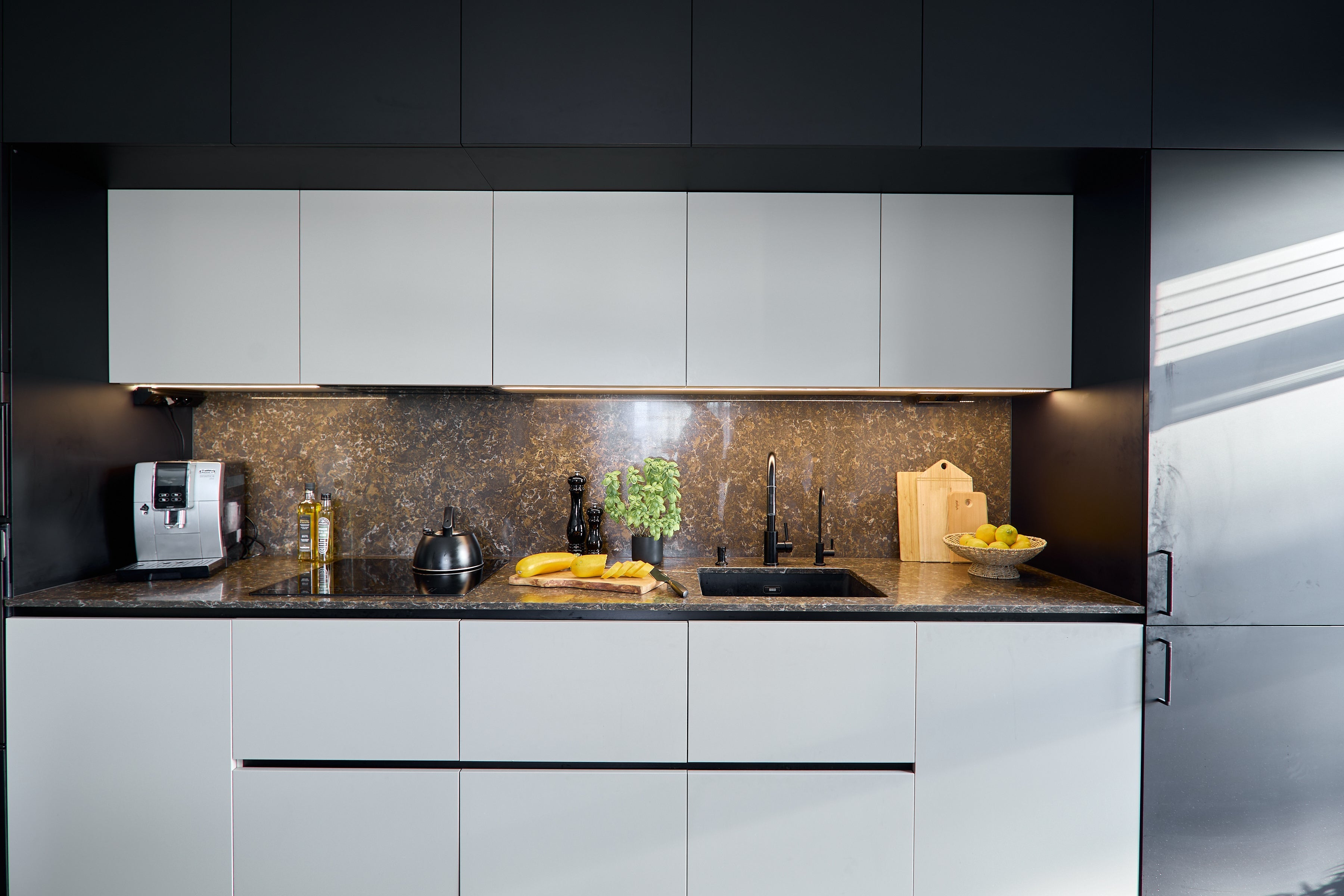 Projekt dwuczęściowy – kuchnia i szafa w nowoczesnej odsłonie